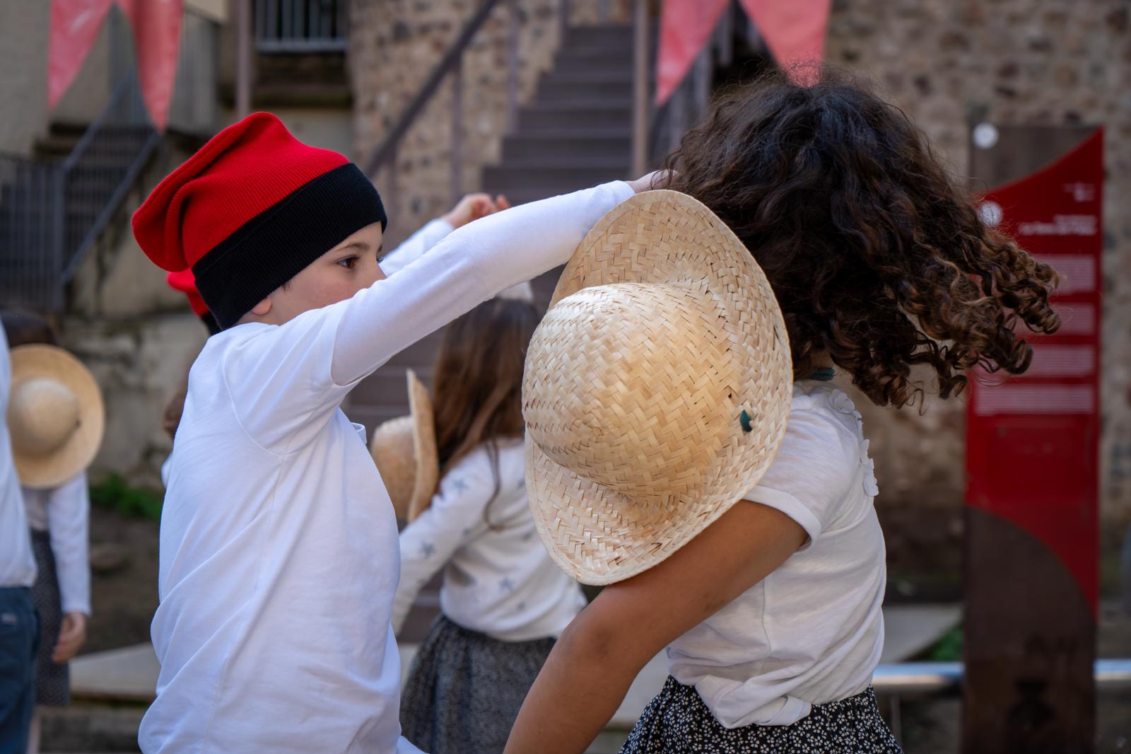 Vols organitzar un taller de danses tradicionals?